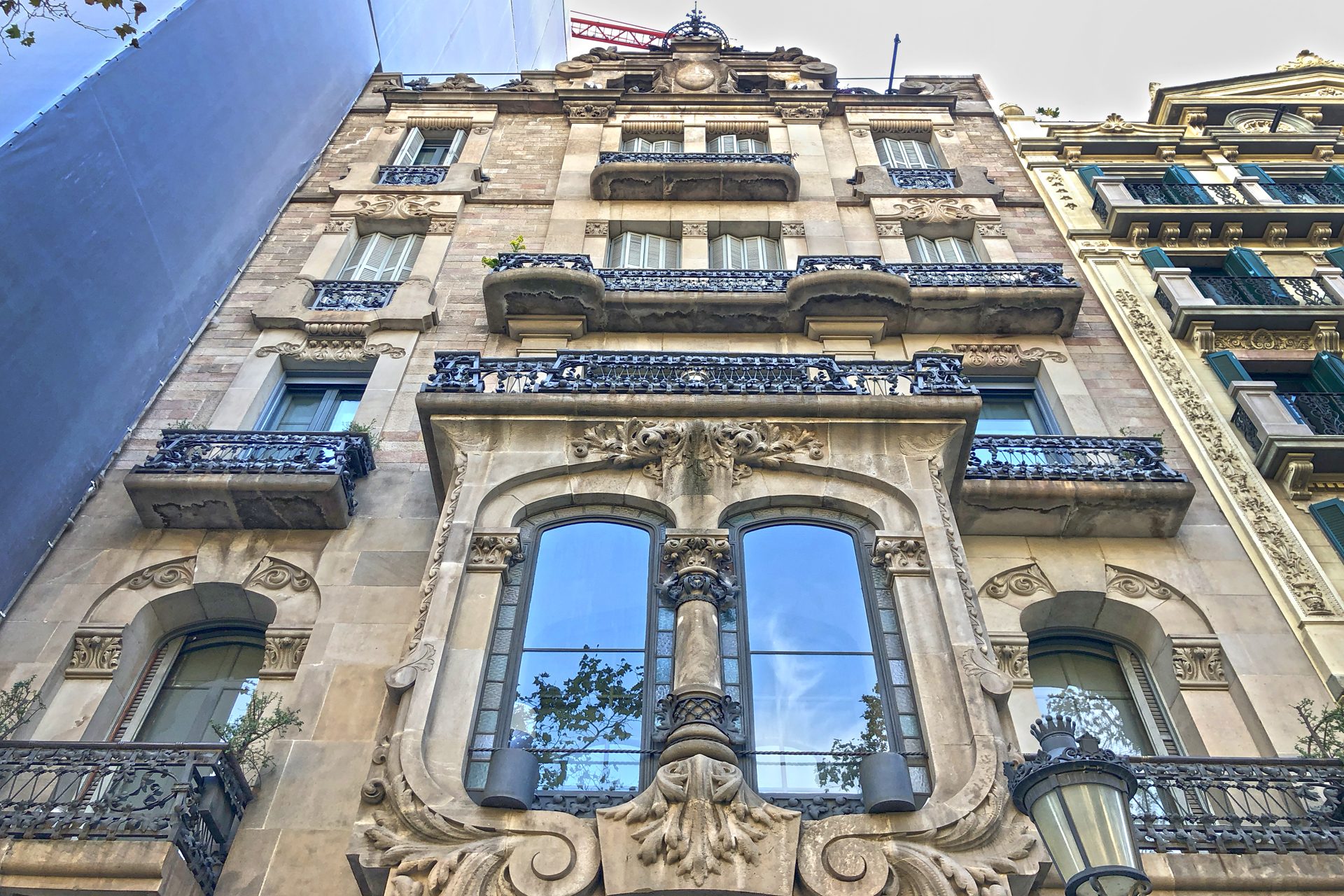 Paseo de Gracia: de residencia de los Milà y meca catalana del lujo a nueva  calle de 'fast food